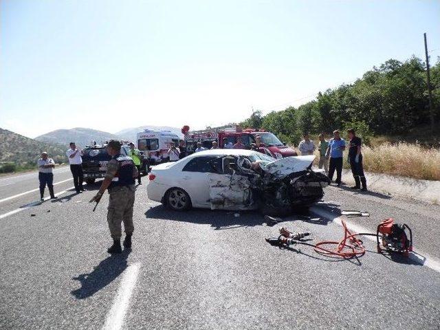 Adıyaman’da İki Otomobil Kafa Kafaya Çarpıştı: 1 Ölü, 2 Yaralı