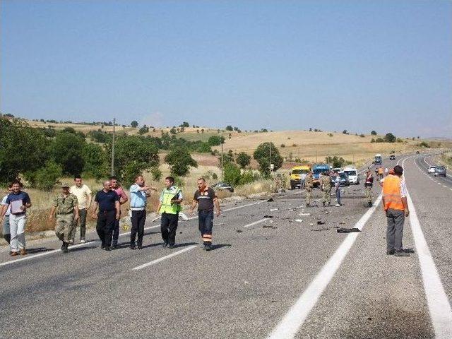 Adıyaman’da İki Otomobil Kafa Kafaya Çarpıştı: 1 Ölü, 2 Yaralı