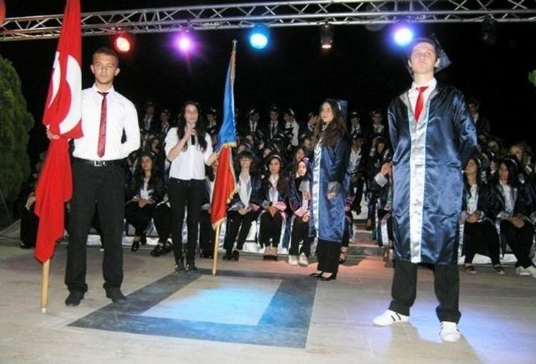 G&ouml;nen&rsquo;de Liselilerin Mezuniyet Coşkusu