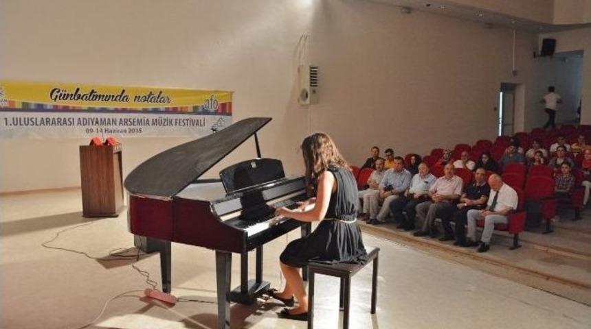 Gen&ccedil; Piyanistler Kıyasıya Yarıştı