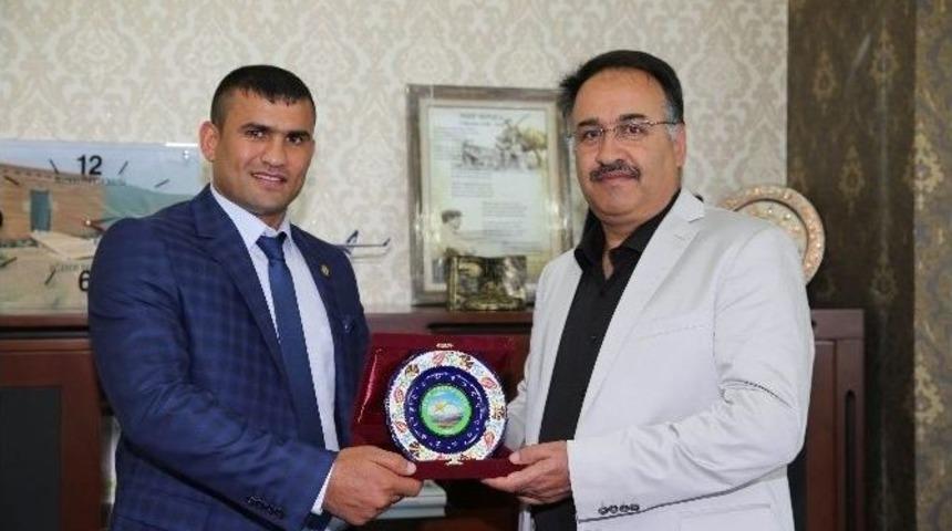 Muay Thai Ve Boks Dalında T&uuml;rkiye Derecesi Alan Sporcularımız Rekt&ouml;r Yılmaz&rsquo;ı Ziyaret Etti