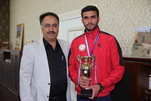 Muay Thai Ve Boks Dalında Türkiye Derecesi Alan Sporcularımız Rektör Yılmaz’ı Ziyaret Etti 1