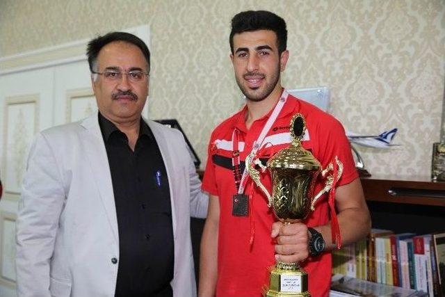 Muay Thai Ve Boks Dalında Türkiye Derecesi Alan Sporcularımız Rektör Yılmaz’ı Ziyaret Etti 2