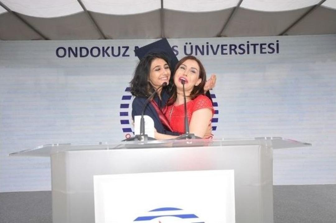 Şarkıcı Ceylan&rsquo;ın Kızı Om&uuml;&rsquo;den Mezun Oldu