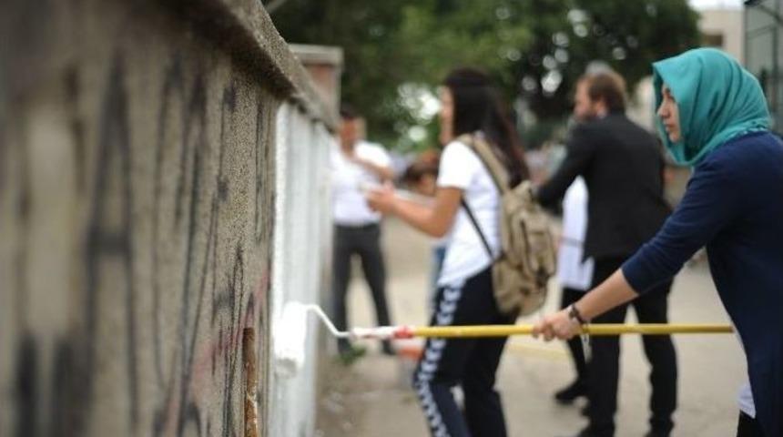 Sprey Boyalarla Kirletilen Duvarlar Renkleniyor