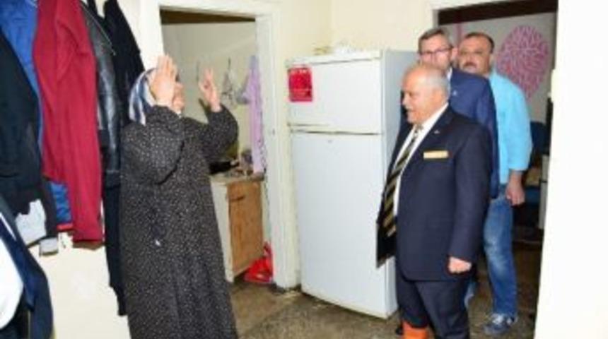 Vali Yağış Sonrası Sığınmacılara Yardım Elini Uzattı