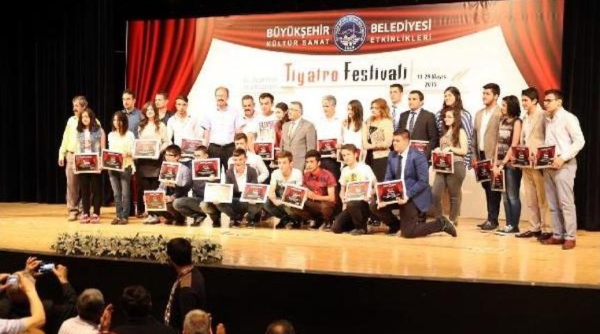 Perde Kapandı, &Ouml;d&uuml;ller Verildi