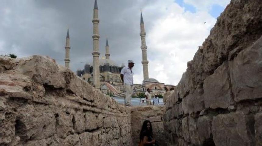 Edirne'de Tarih, Toprak Altından &Ccedil;ıkarılıyor