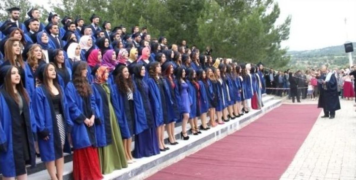 Gediz Sağlık Hizmetleri Meslek Y&uuml;ksekokulu &Uuml;&ccedil;&uuml;nc&uuml; Mezunlarını Verdi