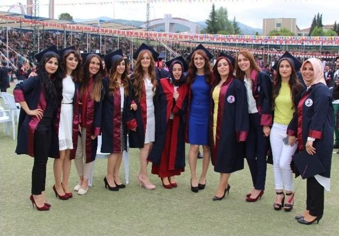 Fen-edebiyat Fak&uuml;ltesi&rsquo;nden Bin 200 &Ouml;ğrenci Mezun Oldu