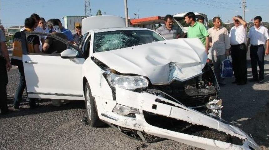 Elazığ&rsquo;da Trafik Kazası: 3 Yaralı