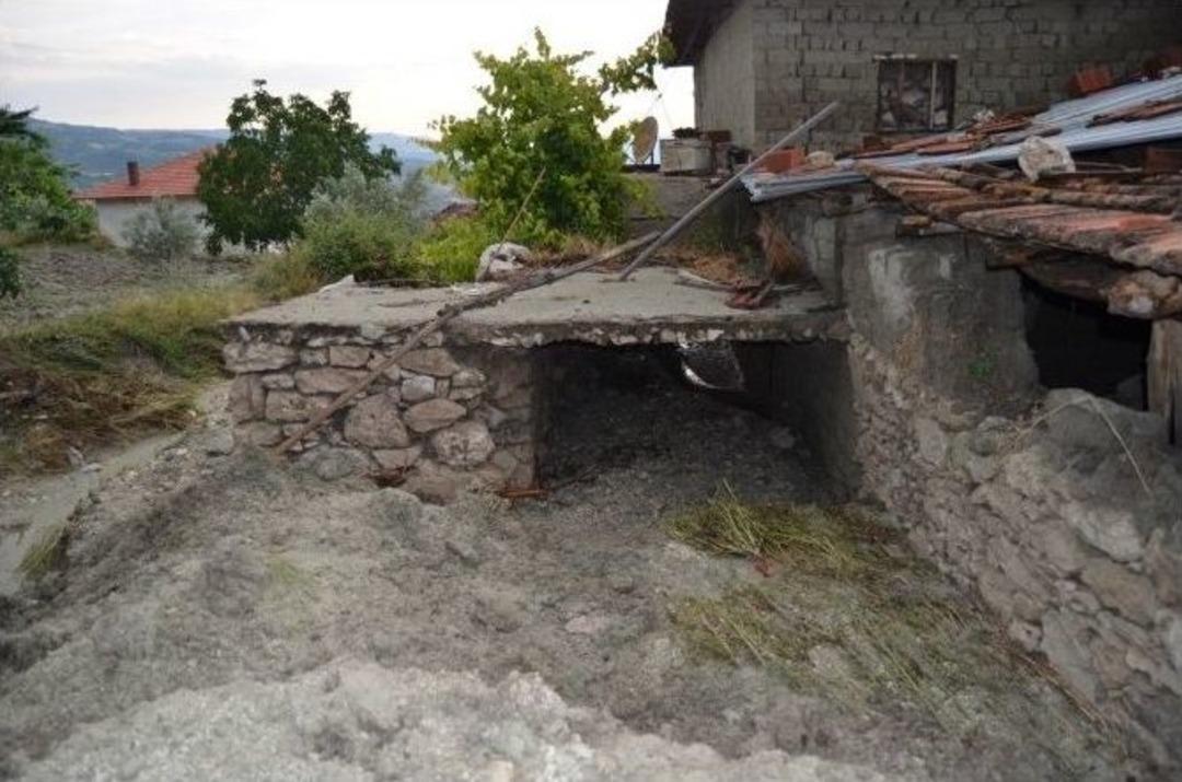 Selendi&rsquo;de Bir Evi Su Bastı, 2 B&uuml;y&uuml;kbaş Hayvan Telef Oldu