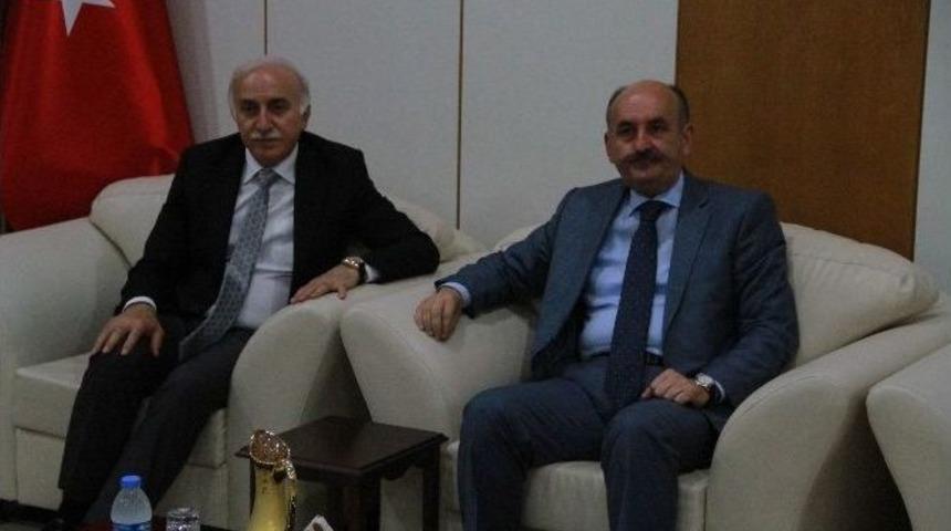 Sağlık Bakanı M&uuml;ezzinoğlu, &Ouml;ld&uuml;r&uuml;len Doktorun Ailesini Ziyaret Etti