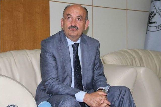 Sağlık Bakanı M&uuml;ezzinoğlu, &Ouml;ld&uuml;r&uuml;len Doktorun Ailesini Ziyaret Etti 1