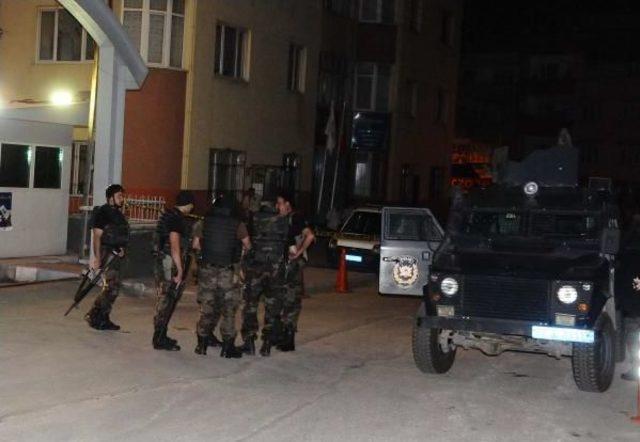 Polis Merkezi'ne Ateş Açıldı, 2'si Polis 3 Yaralı