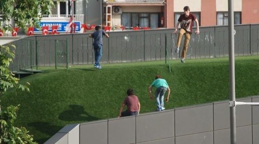 &Ccedil;ocukların &lsquo;y&uuml;ksek&rsquo; Tehlikeli Oyunu