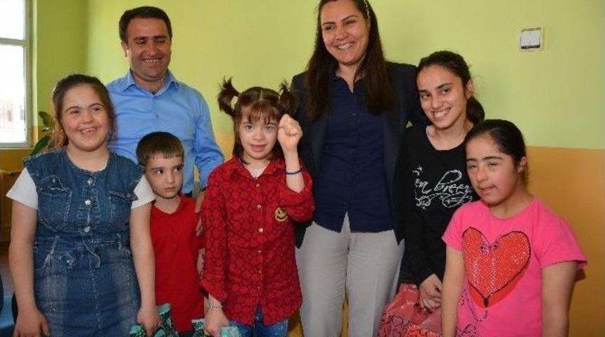 Eş Başkanlar Down Sendromlu &Ccedil;ocukları Ziyaret Etti