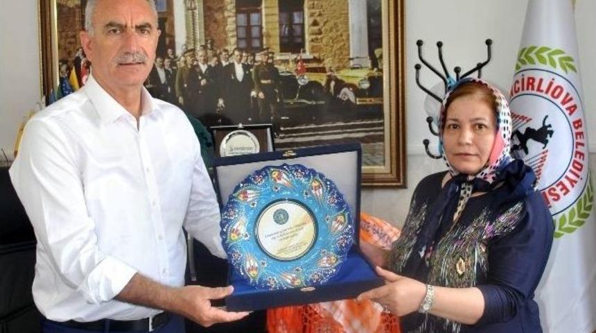 İncirliova&rsquo;da Liselilerden Başkan Kale&rsquo;ye Plaket