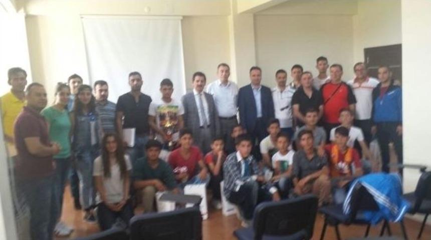 Başarılı Sporculara Malzeme Dağıtıldı