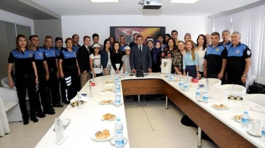 Emniyetten &Ouml;ğrencilere &Ouml;d&uuml;l