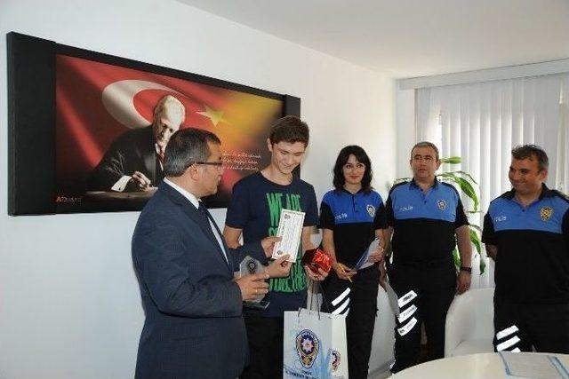 Emniyetten &Ouml;ğrencilere &Ouml;d&uuml;l 1