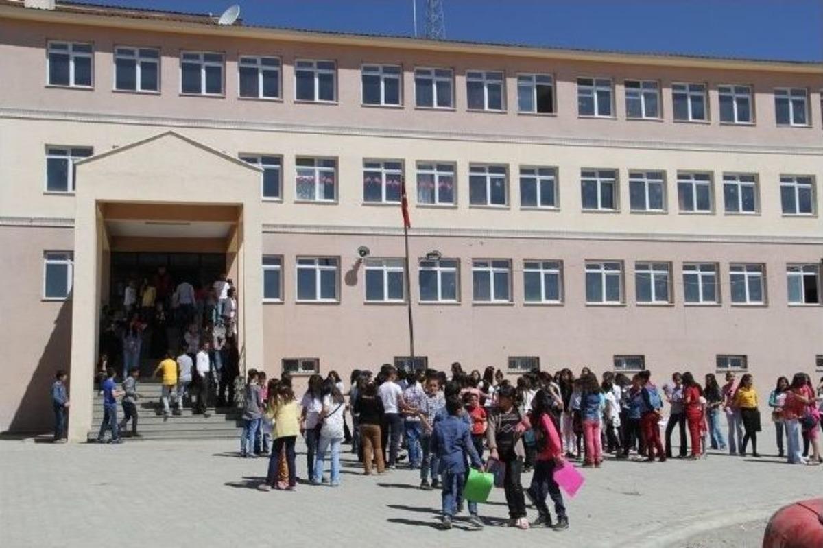 Başkale&rsquo;de Halaylı Karne Heyecanı