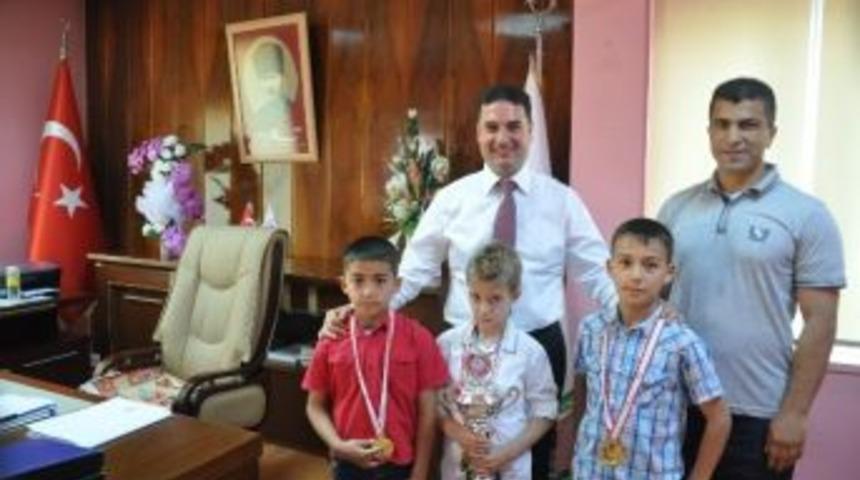 Ataşbak, Şampiyon Cimnastik&ccedil;ileri Kabul Etti