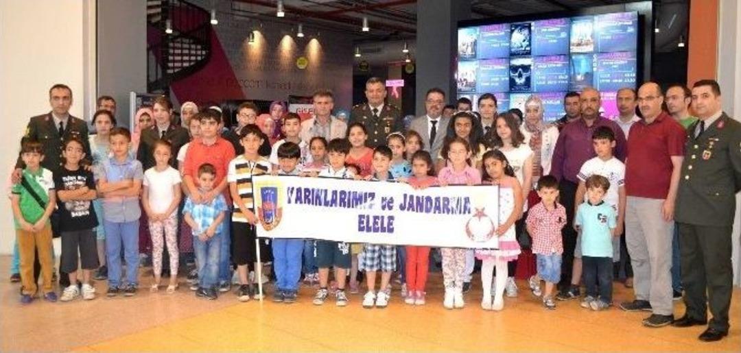 Jandarma Ve Piazza İşbirliği &Ccedil;ocukların Y&uuml;z&uuml;n&uuml; G&uuml;ld&uuml;rd&uuml;