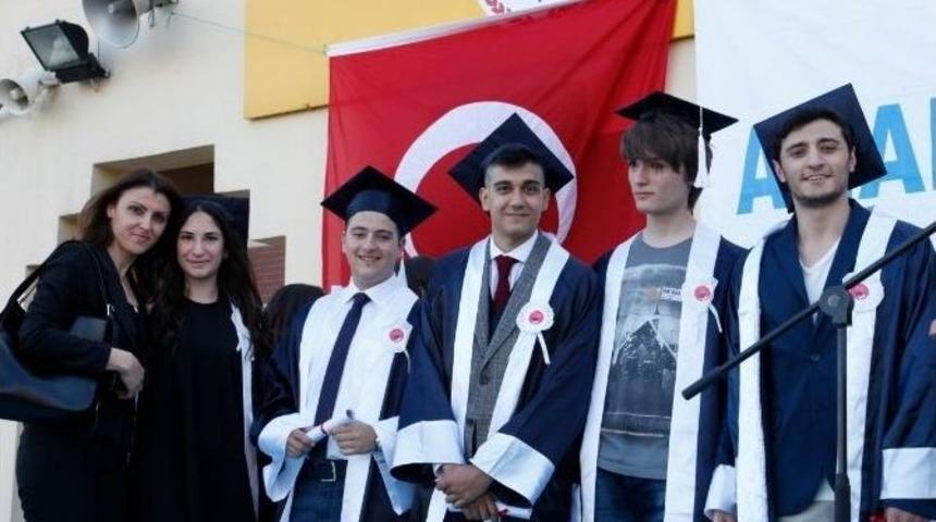 K&uuml;&ccedil;&uuml;k&ccedil;ekmeceli &Ouml;ğrencilerin Mezuniyet Coşkusu