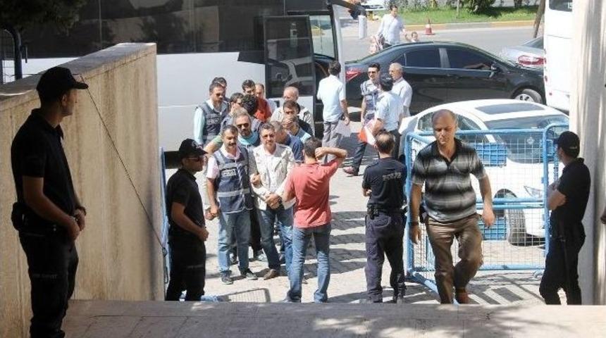 M&uuml;ltecilere Sahte Kimlik Veren Ş&uuml;pheliler Adliyeye Sevk Edildi