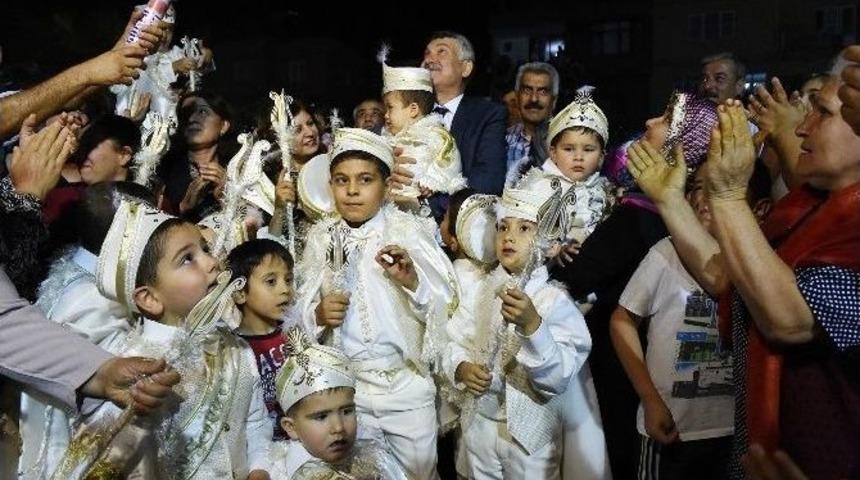 Muhtar Ve Esnaftan &lsquo;imece Usul&uuml;&rsquo; S&uuml;nnet Ş&ouml;leni