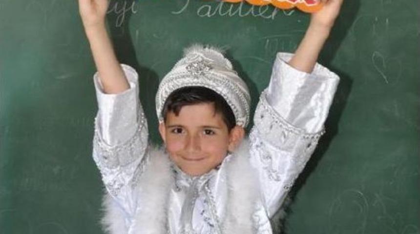 Karnesini Almaya S&uuml;nnet Kıyafetiyle Geldi