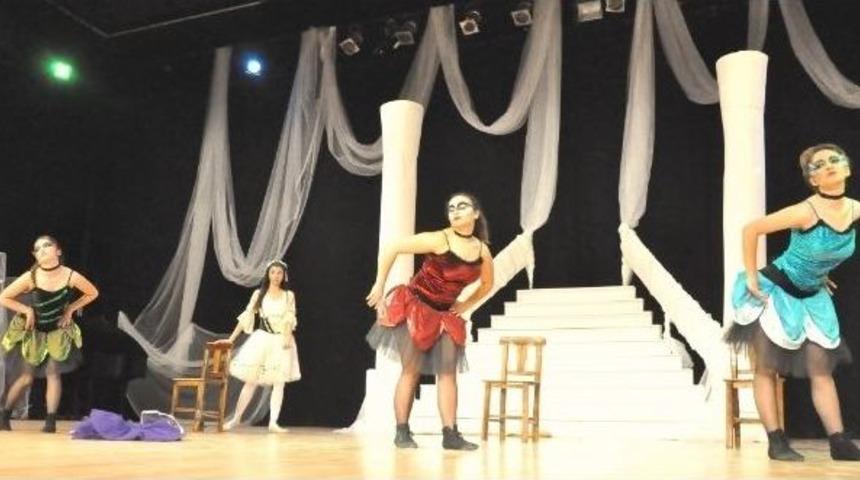 Balerinler Performansları İle İzleyenleri B&uuml;y&uuml;ledi