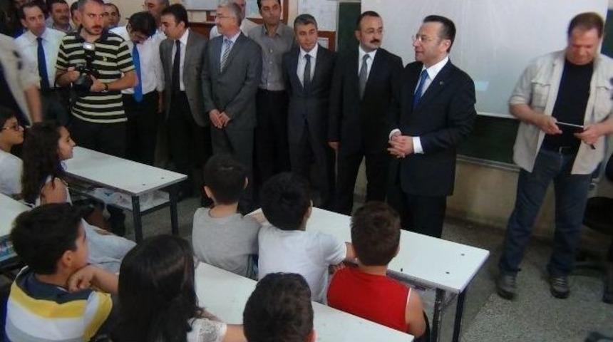 &Ouml;ğrenciler Karnelerini Validen Aldı