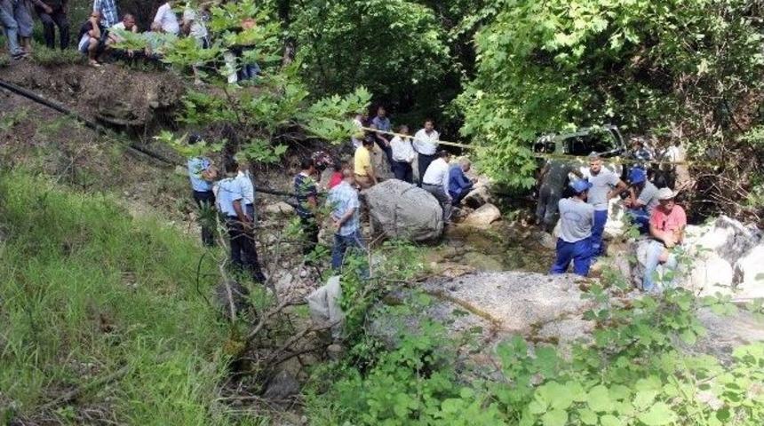 Kemer&rsquo;de Trafik Kazası: 1 &Ouml;l&uuml;, 1 Yaralı