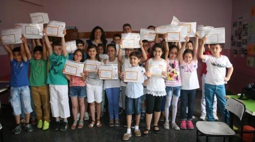 İzmir'de &Ouml;ğrenciler Karne Sevinci Yaşadı