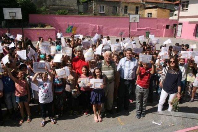 İzmir'de Öğrenciler Karne Sevinci Yaşadı