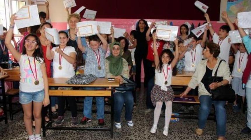 Zonguldak'ta &Ouml;ğrencilerin Karne Sevinci