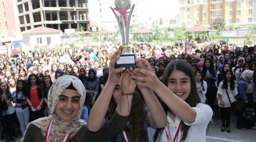 Van&rsquo;da 335 Bin &Ouml;ğrenci Karne Heyecanı Yaşadı