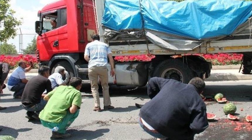 Elazığ&rsquo;da Tır&rsquo;ın Dorsesi Yola Devrildi