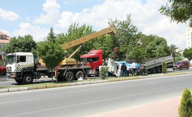 Elazığ’da Tır’ın Dorsesi Yola Devrildi