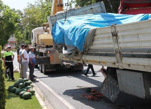 Elazığ’da Tır’ın Dorsesi Yola Devrildi