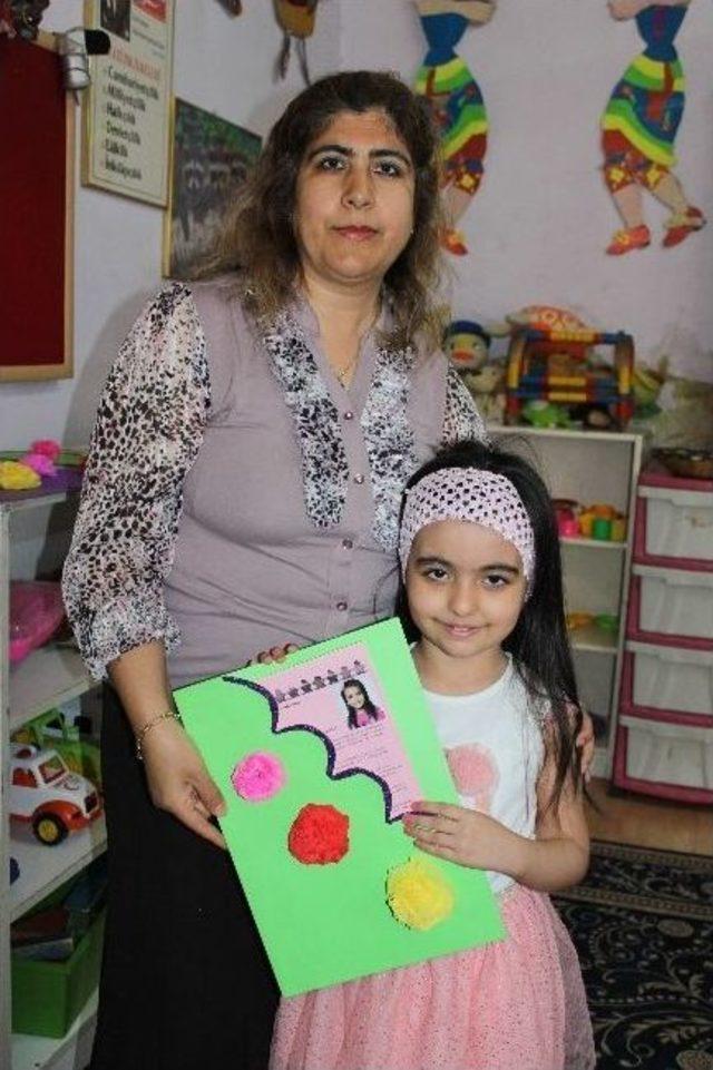 Anaokulu &Ouml;ğrencilerinin Karne Sevinci 1