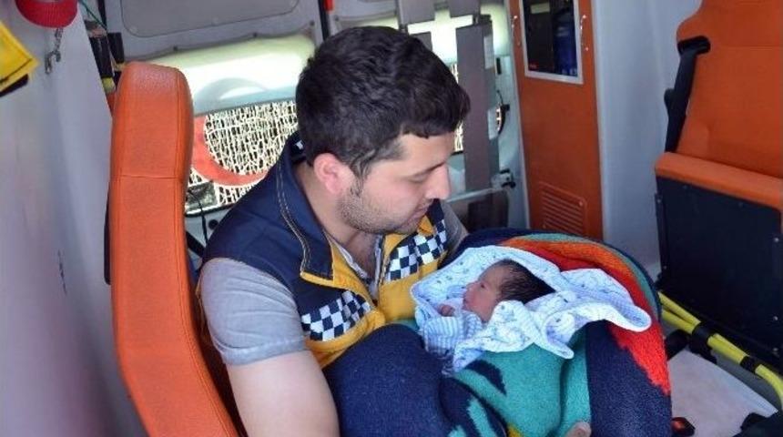 Y&uuml;ksekova&rsquo;da Yol Kenarına Terk Edilmiş Bebek Bulundu