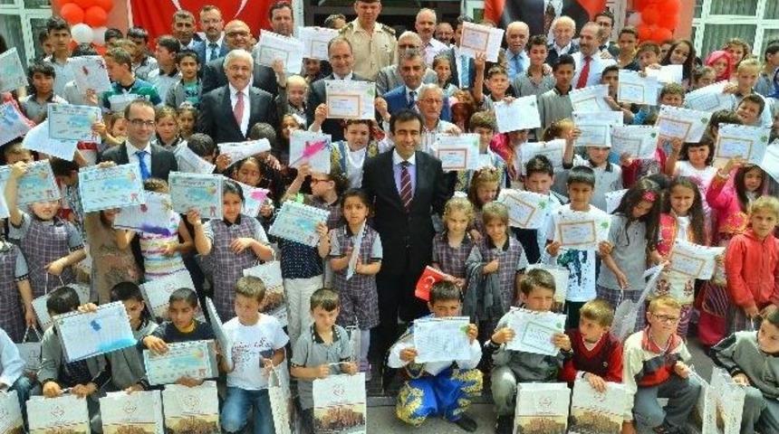 Vali G&uuml;zeloğlu &Ouml;ğrencilere Karnelerini Dağıttı