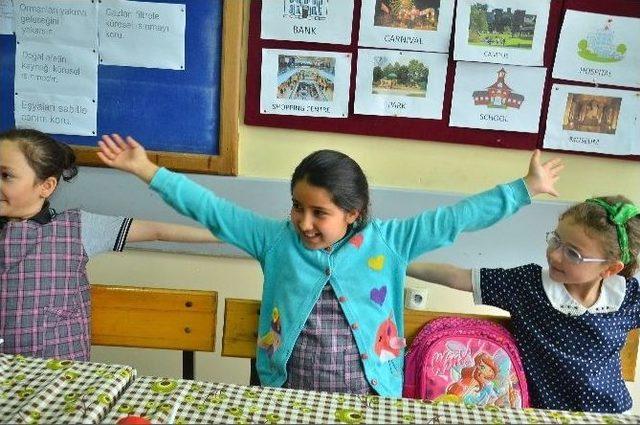 Vali G&uuml;zeloğlu &Ouml;ğrencilere Karnelerini Dağıttı 1