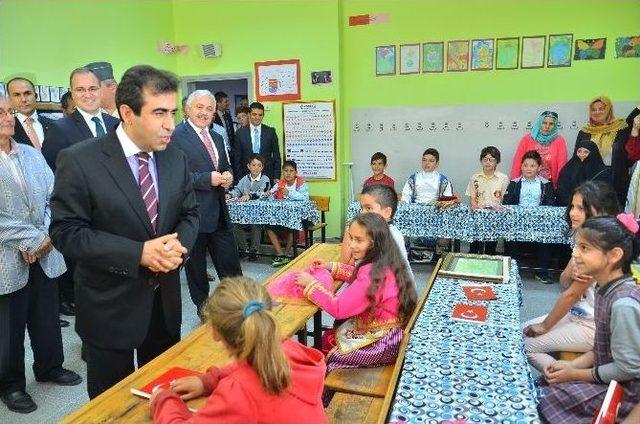 Vali G&uuml;zeloğlu &Ouml;ğrencilere Karnelerini Dağıttı 2