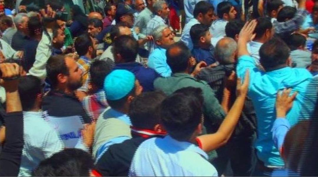 İhya Der Başkanı İ&ccedil;in Kılınan Gıyabi Cenaze Namazı &Ouml;ncesi Arbede