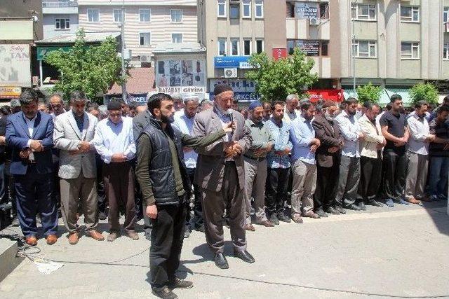 Baran İçin Gıyabi Cenaze Namazı Kılındı