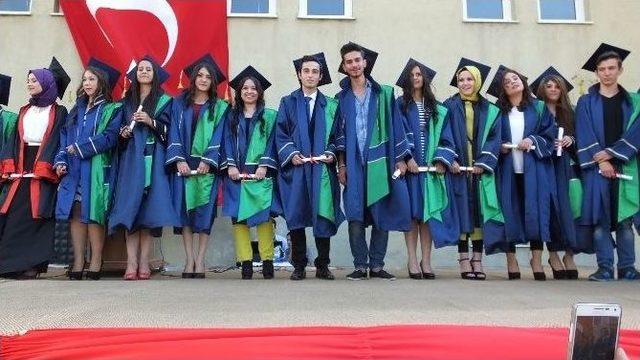 Burhaniye Ayşe Akpınar’da Mezuniyet Coşkusu